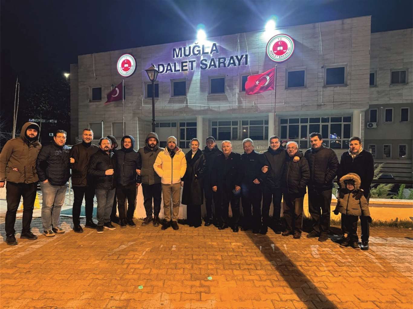       CHP Muğla İl Başkanı, tutuklu öğrenciler için adliye önünde nöbet tuttu haberi